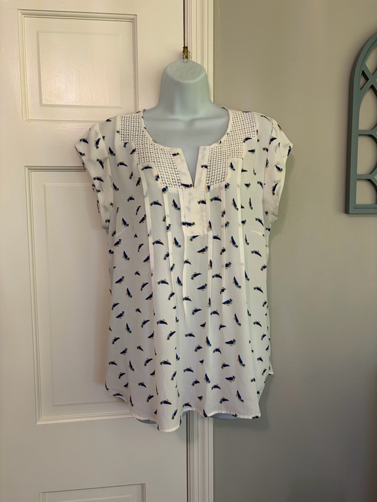Daniel Rainn Tops - Daniel Rainn White Cap-Sleeve Blouse with Blue Bird Print